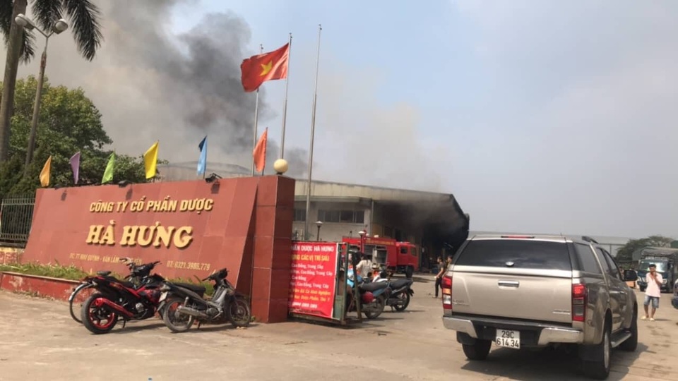 Xưởng gỗ rộng gần 2.000m2 bốc cháy dữ dội - 2 Đám cháy diễn ra bên trong khu vực cho thuê của Công ty Cổ phần dược phẩm Hà Hưng (Ảnh: GC)