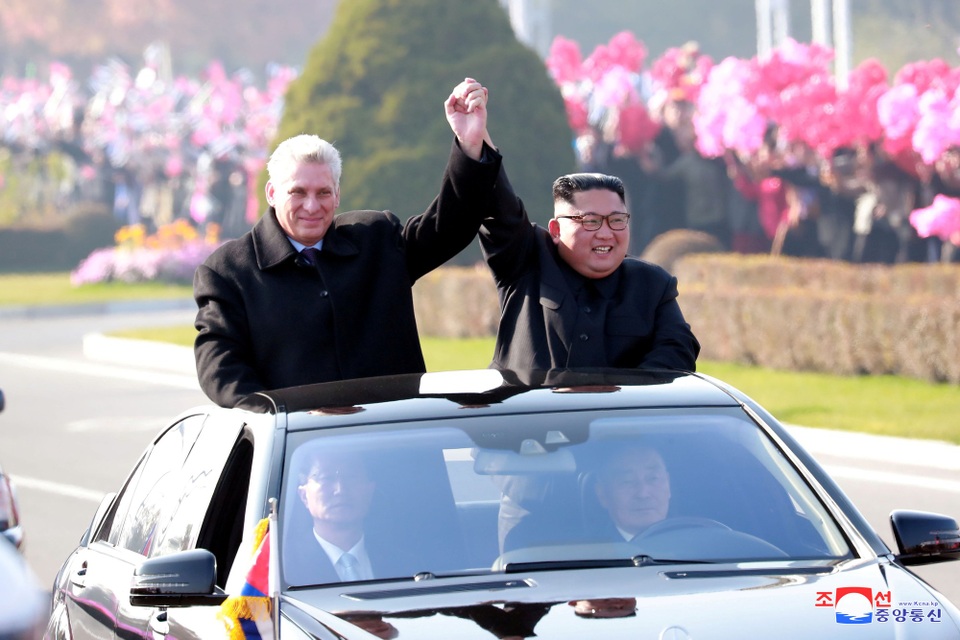 Ông Kim Jong-un đích thân đón Chủ tịch Cuba thăm Triều Tiên - 6
Hai nhà lãnh đạo nắm tay nhau trên xe mui trần và đi qua các con phố tại thủ đô Bình Nhưỡng. Nhiều người dân Triều Tiên đứng hai bên đường, cầm cờ hoa vẫy chào hai nhà lãnh đạo.
