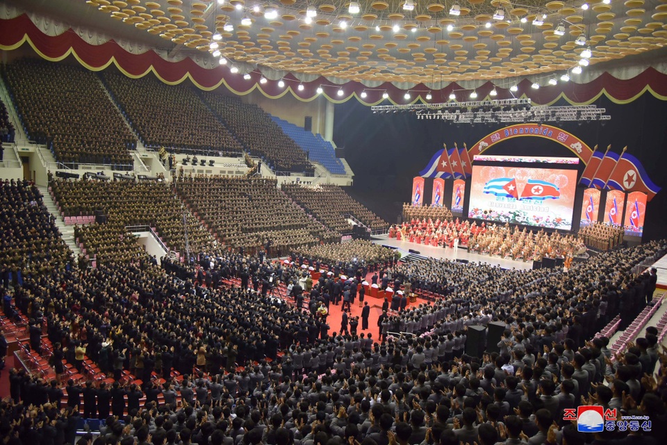 Ông Kim Jong-un đích thân đón Chủ tịch Cuba thăm Triều Tiên - 9
Tờ báo Rodong Sinmun, cơ quan ngôn luận của đảng Lao động Triều Tiên, đã đưa tin nổi bật về chuyến thăm của Chủ tịch Cuba trên trang nhất và 4 trang kế tiếp. Tờ báo cũng đăng 40 bức ảnh về sự kiện quan trọng này.