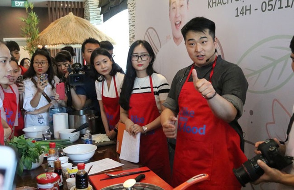 Đầu bếp nổi tiếng Lee Won IL giới thiệu ẩm thực Hàn Quốc tại Hà Nội - 1 Đầu bếp nổi tiếng Lee Won IL giới thiệu ẩm thực Hàn Quốc tại Hà Nội.