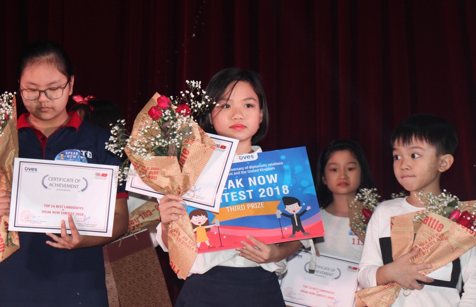 Speak now - cuộc thi thuyết trình tiếng Anh trẻ em thú vị, hấp dẫn, nhiều bất ngờ - 5
Giây phút công bố giải thưởng TOP 4 cuộc thi.