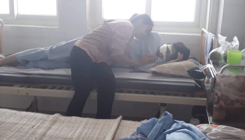 Xót thương cuộc sống khốn cùng của gia đình bị "trời đày" - 5 Chị Châu và cháu Tâm đang nằm điều trị tại BV Mắt trung ương và đang gặp rất nhiều gian nan thử thách.