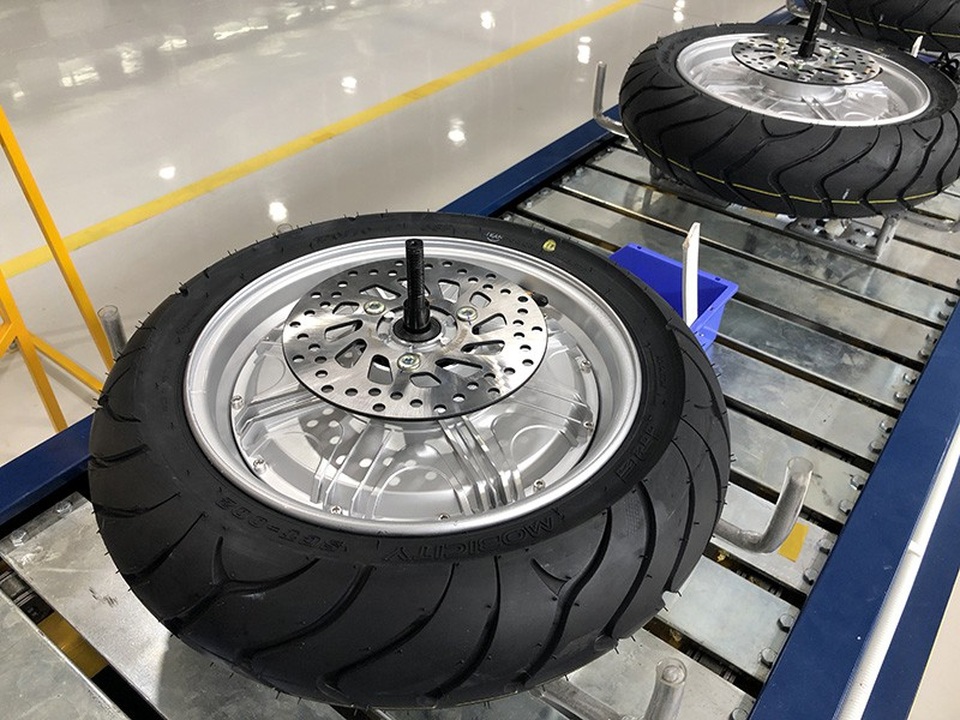 Phiên bản Klara cao cấp có thêm phanh đĩa ở bánh sau. 