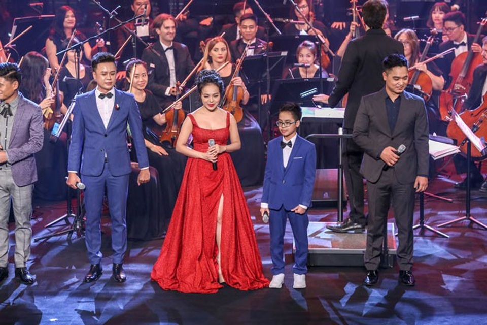 Lan Anh gây bất ngờ hát bolero cùng dàn nhạc giao hưởng - 8 Cuối chương trình, Lan Anh cùng các khách mời, đặc biệt sự xuất hiện của con trai - bé Quốc An khép lại màn trình diễn bằng ca khúc “Tình ca”. Phần trình diễn mang thông điệp rõ ràng về sự kết nối, hòa quyện và tiếp bước của các thế hệ nghệ sĩ với dòng chảy âm nhạc dân tộc.