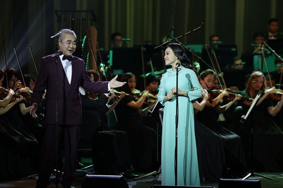 Lan Anh gây bất ngờ hát bolero cùng dàn nhạc giao hưởng - 2 Live concert của ca sĩ Lan Anh phần nào thỏa mãn những người nghe nhạc khó tính khi đồng hành cùng chị là Dàn nhạc giao hưởng Mặt trời dưới sự chỉ huy của nhạc trưởng người Pháp Olivier Ochanine và những tên tuổi có tiếng trong giới thính phòng như nhạc sĩ Trần Mạnh Hùng, đạo diễn Tất My Loan. Khách mời của đêm nhạc cũng là những giọng hát uy tín, có chuyên môn, đó là NSND Quang Thọ, NSƯT Tấn Minh, nhóm Dòng Thời Gian, nghệ sĩ opera trẻ tuổi Đăng Long.