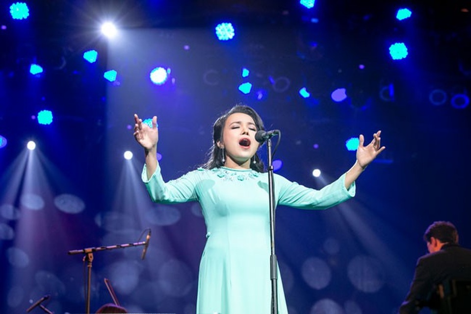 Lan Anh gây bất ngờ hát bolero cùng dàn nhạc giao hưởng - 1 Live concert “Ánh trăng tình yêu” diễn ra trong hai đêm 3 và 4/11 tại Nhà hát Lớn Hà Nội nhận được phản hồi tích cực từ khán giả. Đây là live concert đúng nghĩa với chuẩn mực riêng với những nghệ sĩ theo dòng nhạc cổ điển.