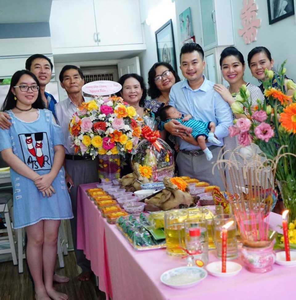 Vợ chồng diễn viên Lê Khánh mừng đầy tháng con trai đầu lòng - 6 Gia đình nghệ sĩ Lê Khánh - Tuấn Khải đông đủ trong ngày đầy tháng của con trai.