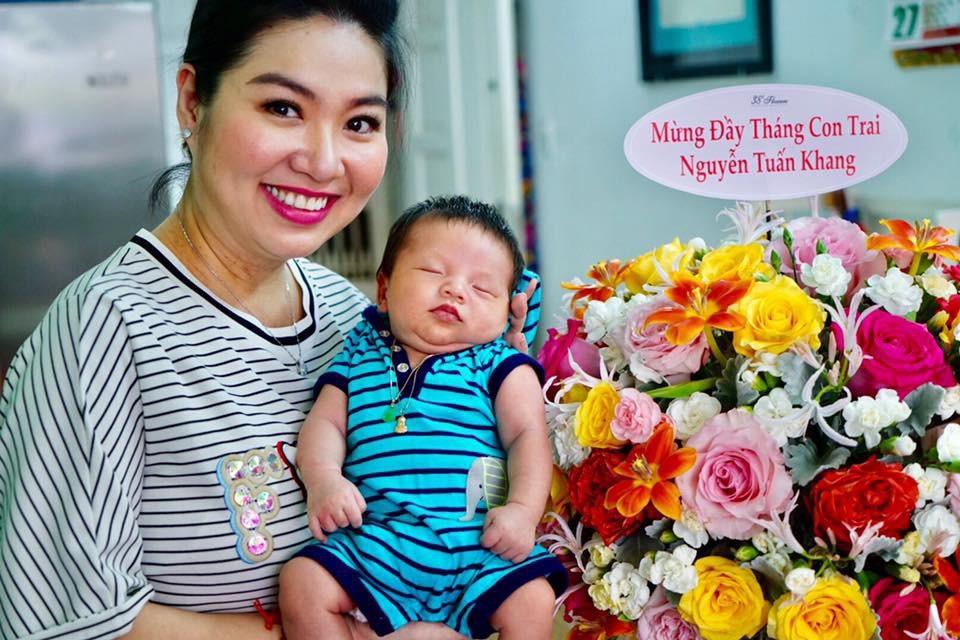 Vợ chồng diễn viên Lê Khánh mừng đầy tháng con trai đầu lòng - 5 Lê Khánh và con trai đầu lòng trong ngày đầu tháng. Ngay sau bài chia sẻ của Lê Khánh, đông đảo các sao Việt đã gửi lời chúc mừng đến bé Tuấn Khang. Nghệ sĩ Thành Lộc còn hài hước hỏi xôi chè có được gửi đến sân khấu.