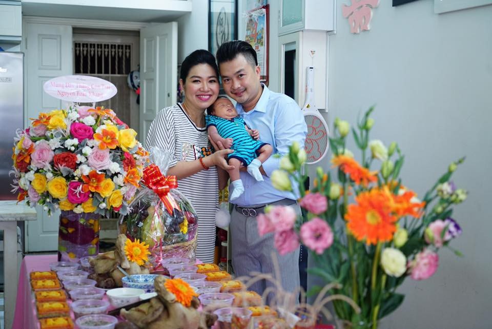 Vợ chồng diễn viên Lê Khánh mừng đầy tháng con trai đầu lòng - 4 Vợ chồng Lê Khánh - Tuấn Khải hạnh phúc mừng đầy tháng con trai đầu lòng.