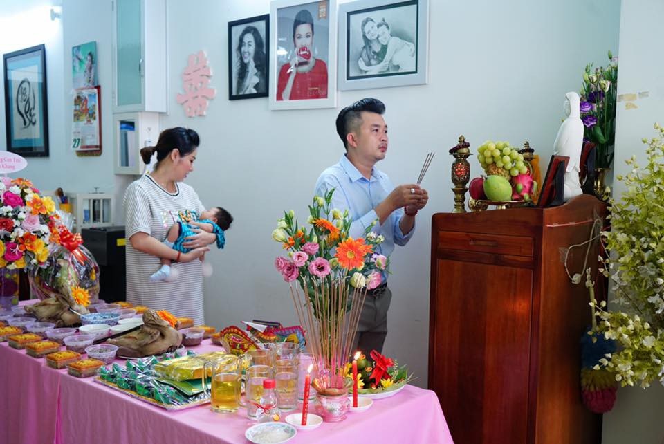 Vợ chồng diễn viên Lê Khánh mừng đầy tháng con trai đầu lòng - 3 Tuấn Khải thật sự là người đàn ông của gia đình, mọi thứ trong cuộc sống gia đình đều được nam diễn viên chăm lo chu đáo. Như Lê Khánh từng chia sẻ, chồng cô là cả cuộc đời còn lại của mình. 10 năm gắn bó trước khi đi đến đám cưới chính thức, 4 năm sau kết hôn cặp đôi vẫn như hình với bóng.