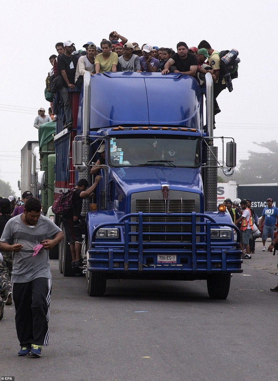 Đoàn di dân tiến đến “tuyến đường tử thần” ở Mexico - 1
Người di cư tiếp tục hành trình của họ từ Ciudad Isla, bang Veracruz, hôm 4-11. Ảnh: EPA