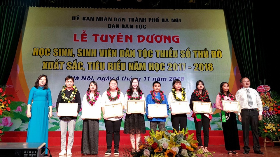 Hà Nội: Tuyên dương 125 học sinh, sinh viên dân tộc thiểu số có thành tích xuất sắc. - 1 Các em học sinh giỏi xuất sắc được nhận bằng khen của Bộ trưởng, Chủ nhiệm Ủy ban Dân tộc của Quốc Hội.