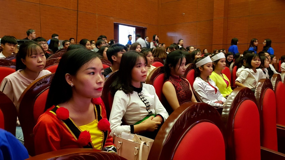 Hà Nội: Tuyên dương 125 học sinh, sinh viên dân tộc thiểu số có thành tích xuất sắc. - 2 Đến tham dự có hơn 200 giáo viên, học sinh, sinh viên người dân tộc thiểu số trên địa bàn TP Hà Nội.