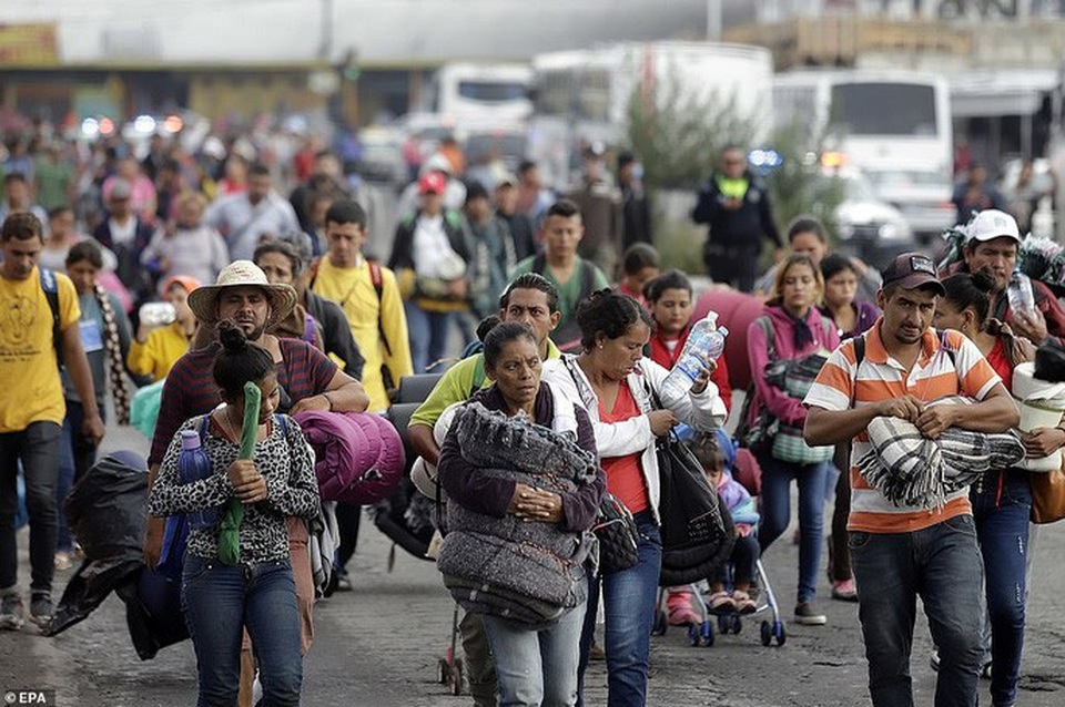 Đoàn di dân tiến đến “tuyến đường tử thần” ở Mexico - 3
Đoàn người di cư mang theo hành lý đến nơi tạm trú ở một nhà thờ thuộc TP Puebla - Mexico. Ảnh: EPA