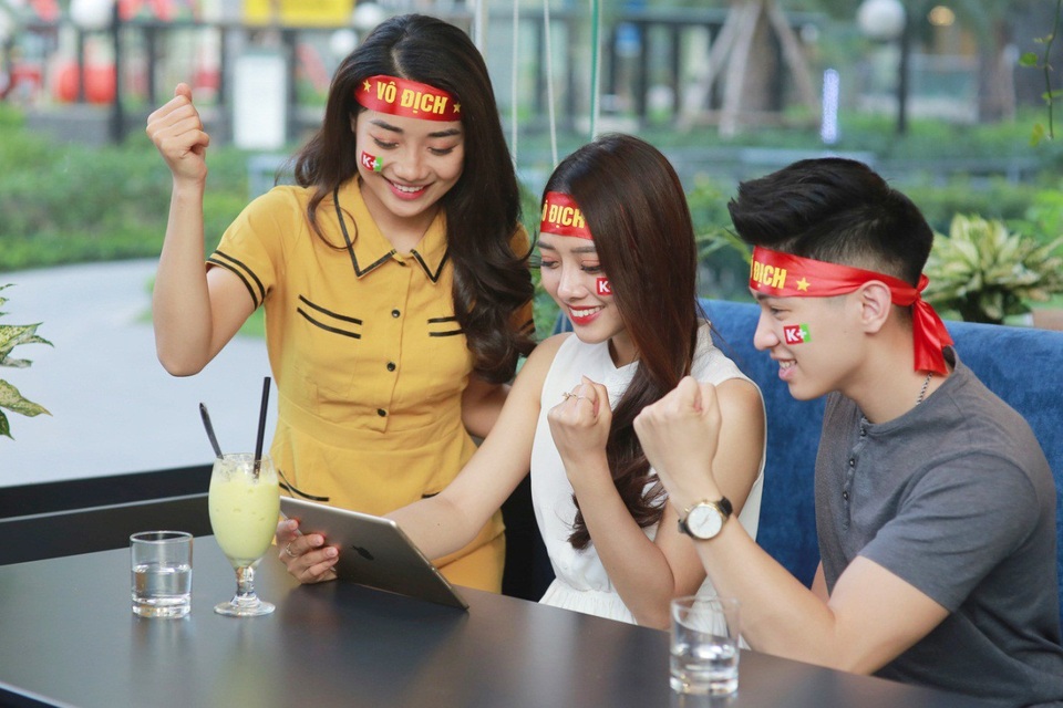 Muôn kiểu cổ vũ đội tuyển Việt Nam tại AFF Cup 2018 trước giờ G - 4 Khách hàng sử dụng đầu thu K+ HD và K+ TV BOX có thể xem truyền hình theo cách mới qua myK+ để xem trực tiếp 100 kênh truyền hình và kho ngàn phim VOD mọi lúc, mọi nơi, trên mọi thiết bị kết nối Internet, từ điện thoại thông minh, máy tính bảng, máy tính xách tay…