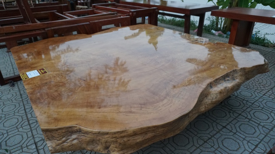 Chợ gỗ Hà Nội trình làng hàng loạt siêu phẩm tiền tỷ - 7
Chiếc phản gỗ Bằng Lăng chun xuất xứ Việt Nam có kích thước dài 2m25, rộng 2m06, dầy 16cm