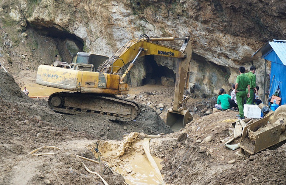 Hơn 100 người đang giải cứu hai phu vàng mắc kẹt trong hang sâu - 6
Trưa 5/11, ông Nguyễn Văn Hải, Phó Chủ tịch UBND huyện Lạc Thủy (tỉnh Hòa Bình) cho biết, “Đây là mỏ khai thác không phép. Một nhóm người đã lợi dụng việc san lấp mặt bằng để khai thác vàng sa khoáng. Hiện tại, công tác cứu hộ, cứu nạn khẩn cấp các nạn nhân đang được tiến hành khẩn trương. Hơn 100 người gồm công an, quân đội, lực lượng cứu hộ thâu đêm dùng máy hút nước, bùn từ hang Cột Cờ”.