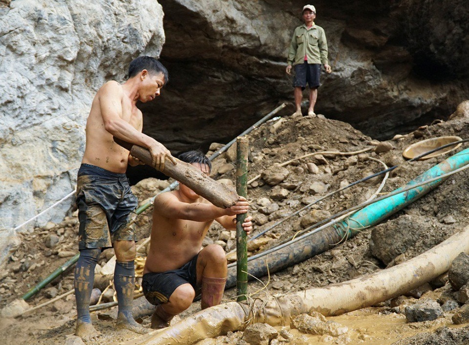Hơn 100 người đang giải cứu hai phu vàng mắc kẹt trong hang sâu - 7
Đến 16h30 ngày 5/11, đơn vị chức năng vẫn chưa thể tiếp cận các nạn nhân. Khoảng cách hai người bị mắc kẹt đến điểm sạt lở được xác định là khoảng 150m.