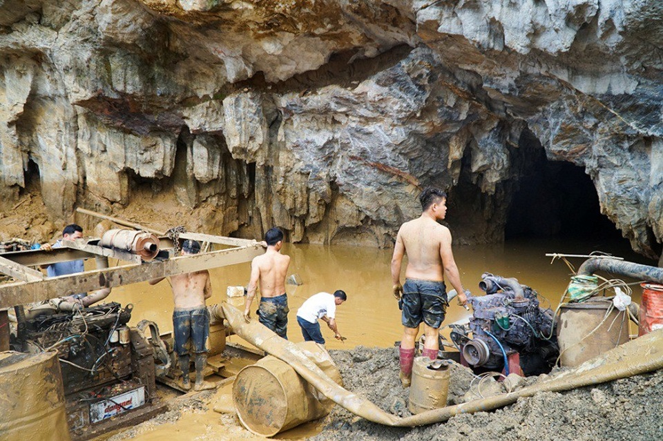 Hơn 100 người đang giải cứu hai phu vàng mắc kẹt trong hang sâu - 8
Lối vào hang Cột Cờ. Thông tin ban đầu, bờ hồ nước ngoài cửa hang vỡ, nước cuốn theo đất đá tràn vào hang bịt kín lối ra ngoài, khiến 2 phu vàng bị mắc kẹt bên trong.