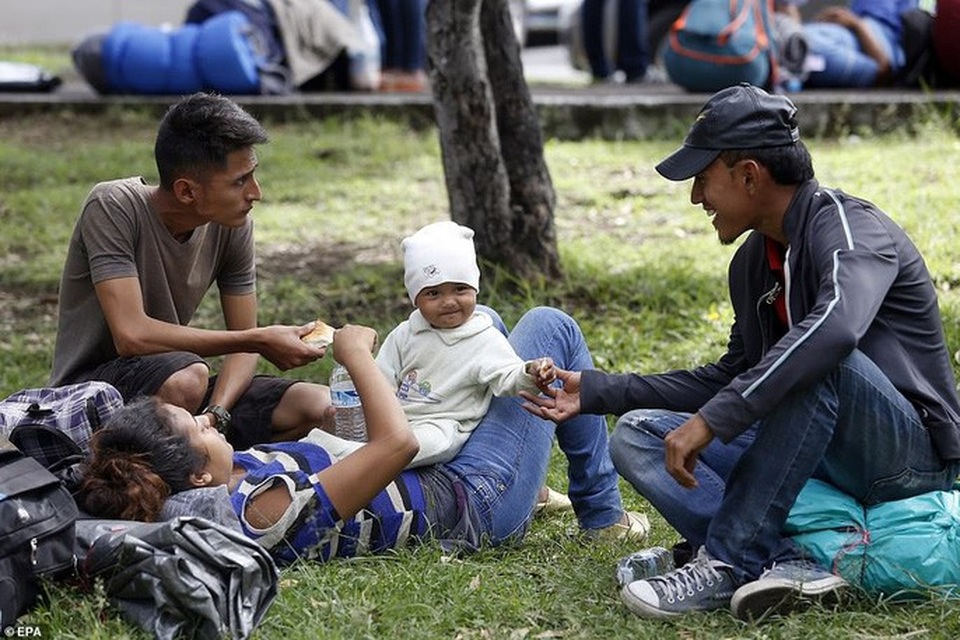 Đoàn di dân tiến đến “tuyến đường tử thần” ở Mexico - 10
Một gia đình tranh thủ ăn uống và nghỉ ngơi trước khi tiếp tục lên đường. Ảnh: EPA