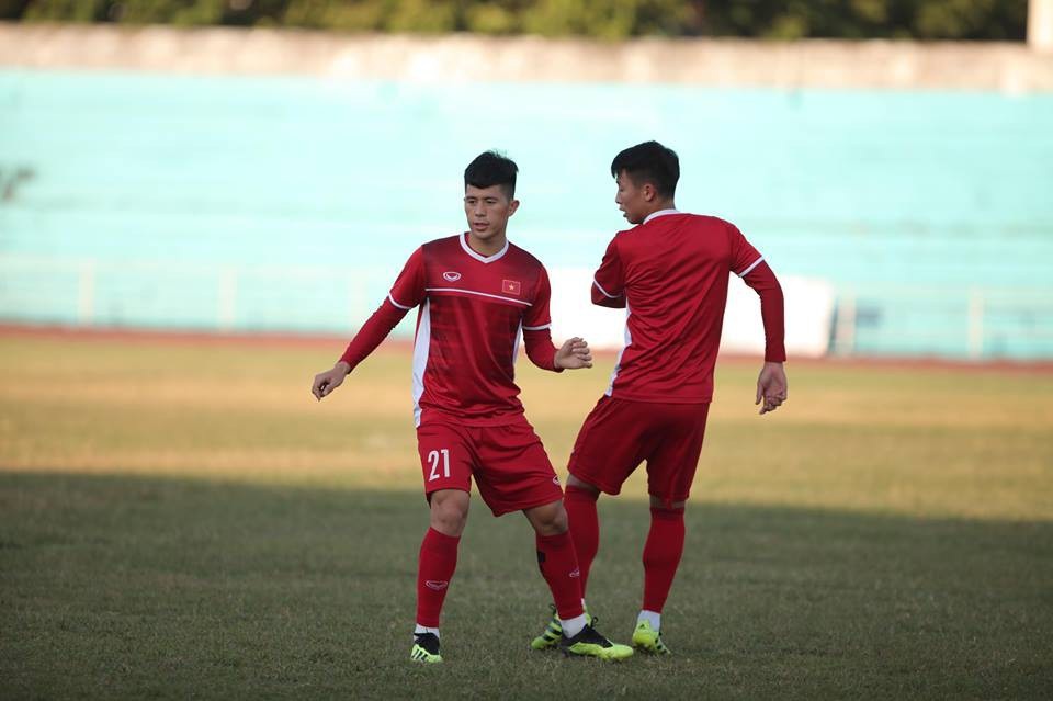 Đội tuyển Việt Nam tại Lào: Ăn ngon, tập sân xấu - 1
Đội tuyển Việt Nam đã có buổi tập đầu tiên tại Lào