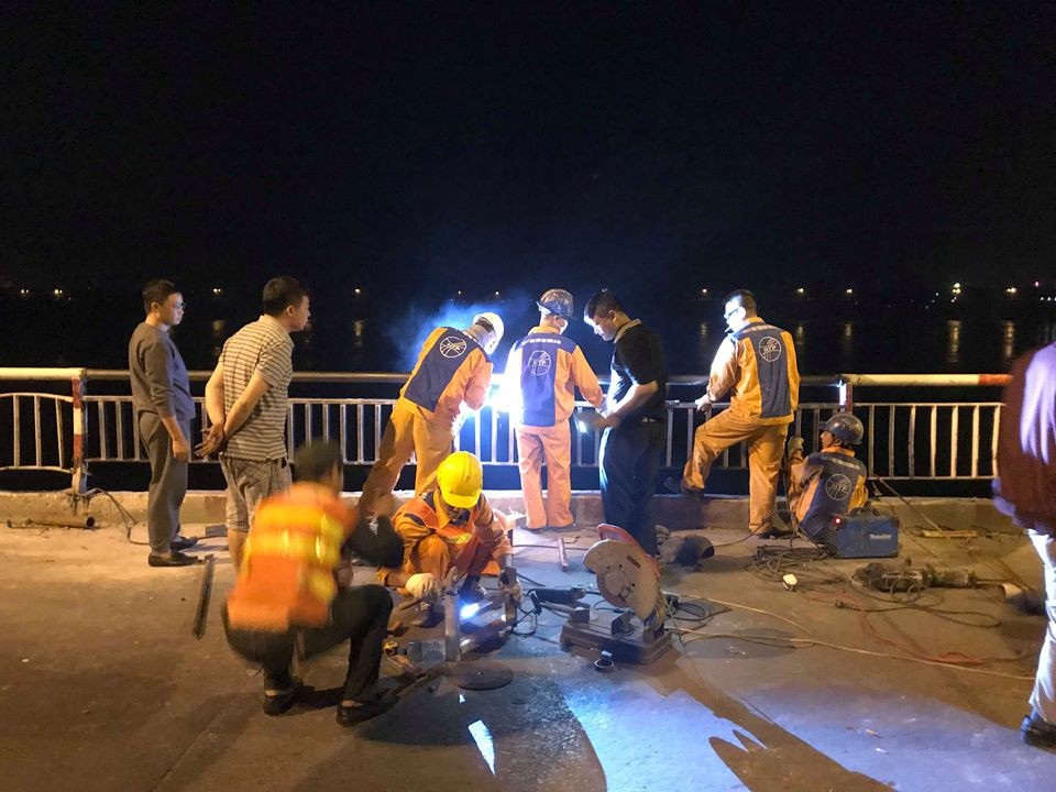 Vụ Mercedes rơi khỏi cầu Chương Dương: Chủ nhân chiếc chứng minh thư trên xe là ai? - 2
Chiếc ô tô lao xuống sông Hồng làm gần 10m lan can cầu Chương Dương bị hư hỏng. Lực lượng chức năng đã hàn, gia cố lại ngay trong đêm.