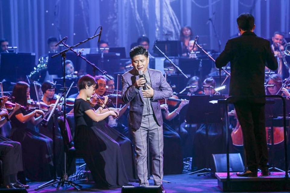 Lan Anh gây bất ngờ hát bolero cùng dàn nhạc giao hưởng - 5 Theo NSƯT Tấn Minh, một đồng nghiệp thân thiết với Lan Anh, trước khi là một nghệ sĩ opera, Lan Anh chủ yếu hát nhạc nhẹ. Thuở mới theo đuổi nghệ thuật, Lan Anh tham gia biểu diễn ở các phòng trà ở Hà Nội, hát nhiều dòng nhạc, từ “nhạc đỏ”, tiền chiến cho đến bolero. Điều này phần nào khiến cho giọng hát của Lan Anh sau này dù định hình phong cách opera riêng nhưng vẫn phảng phất chất trữ tình.