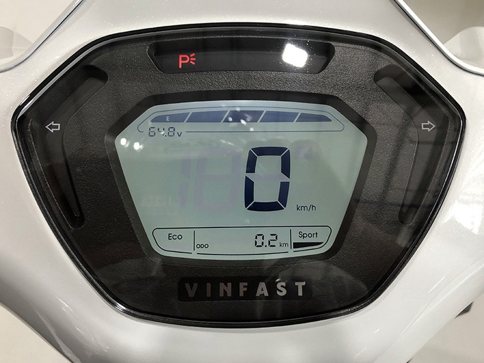 Bảng đồng hồ với hiển thị mức điện năng, chế độ lái, quãng đường, tốc độ...