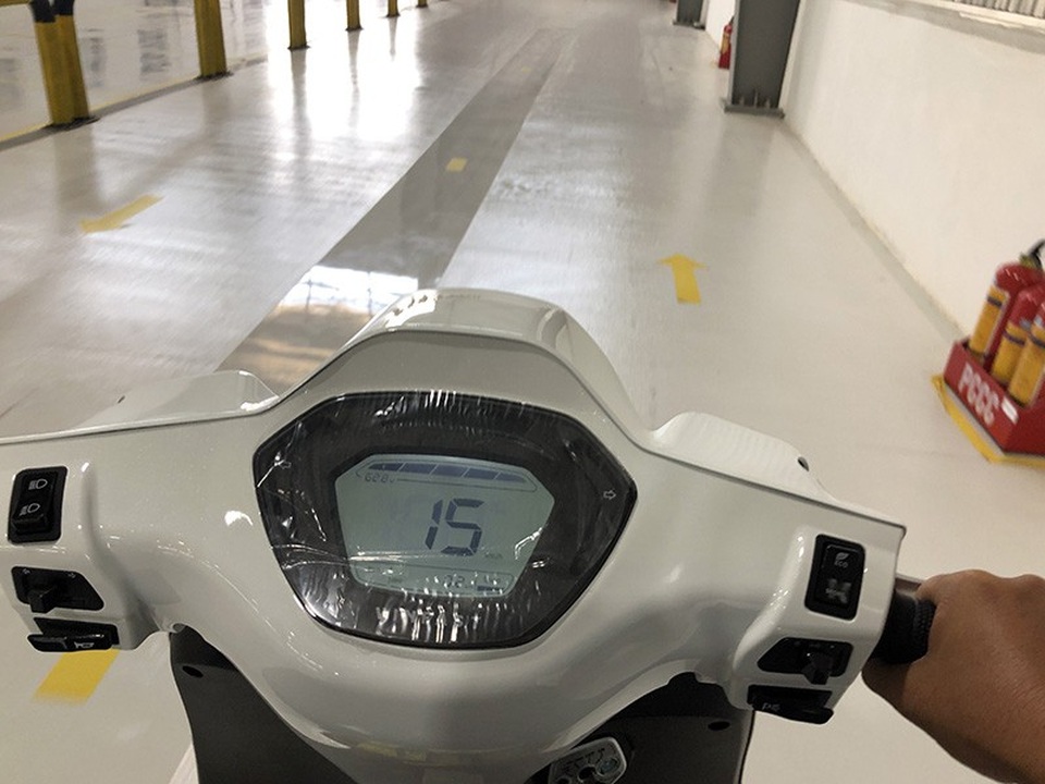 Bảng đồng hồ của VinFast Klara phiên bản tiêu chuẩn dùng ắc-quy axít chì.