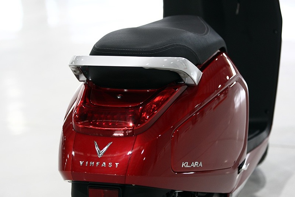 Tay nắm dắt xe phía sau to bản