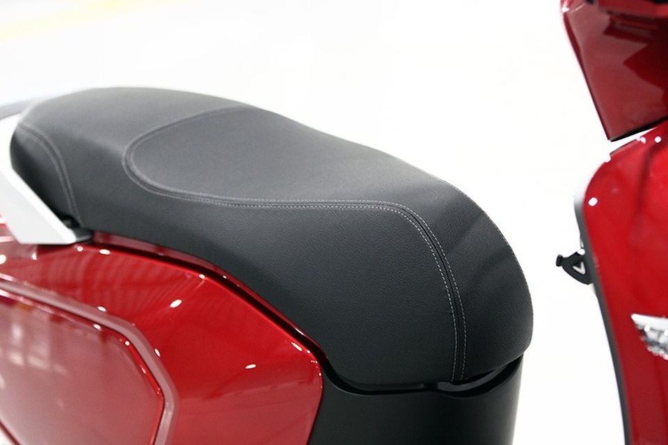 Yên xe to bản với tư thế ngồi khá thoải mái