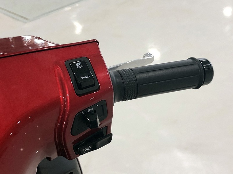 Bên tay phải là phím chuyển đổi chế độ lại Eco/Sport, phím P dùng để dừng xe tương tự số P của hộp số tự động trên ôtô