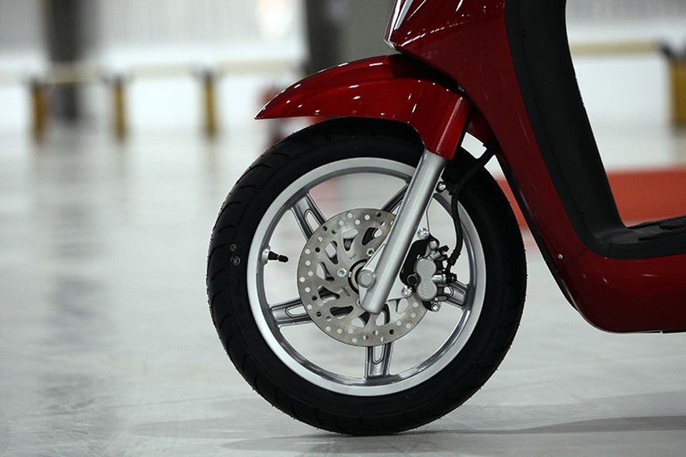 Hệ thống phanh đĩa trước.