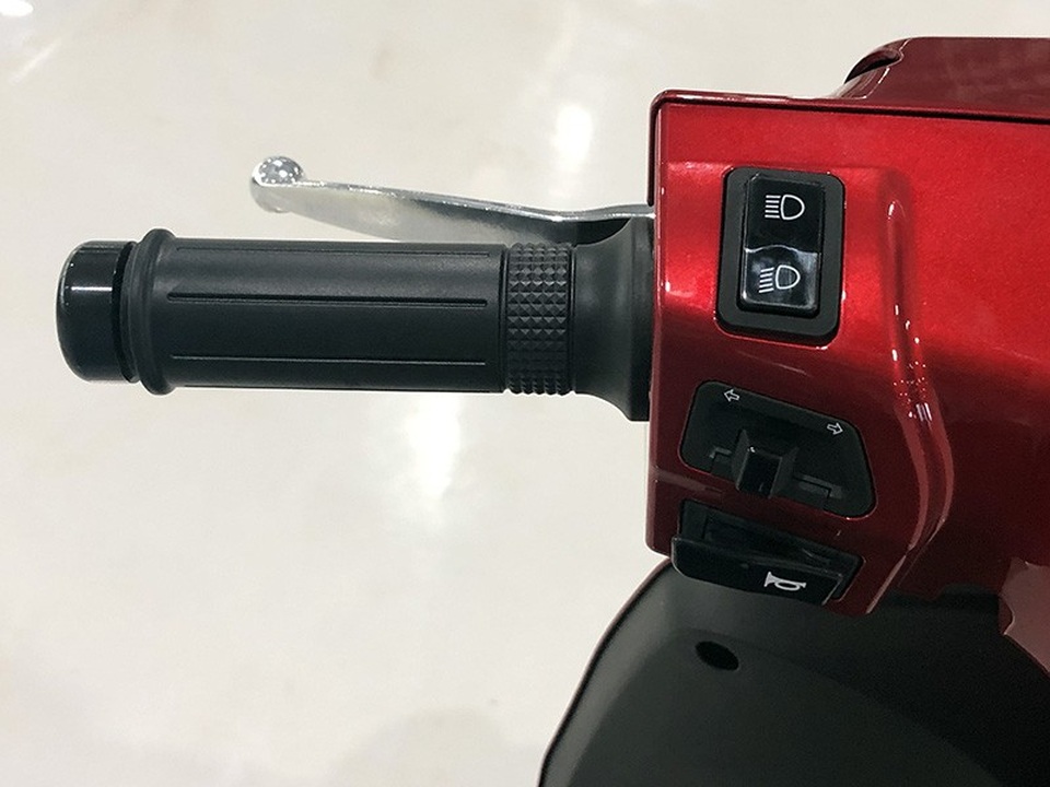 Bố trí các phím chức năng trên tay lái bên trái không khác biệt đối với các mẫu xe dùng động cơ xăng trên thị trường