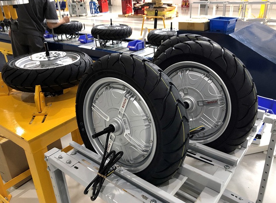 
Động cơ điện của VinFast Klara do Bosch cung cấp. Động cơ này nhận năng lượng từ khối pin nằm dưới yên xe; hai phiên bản của Klara được trang bị hai loại khác nhau.
