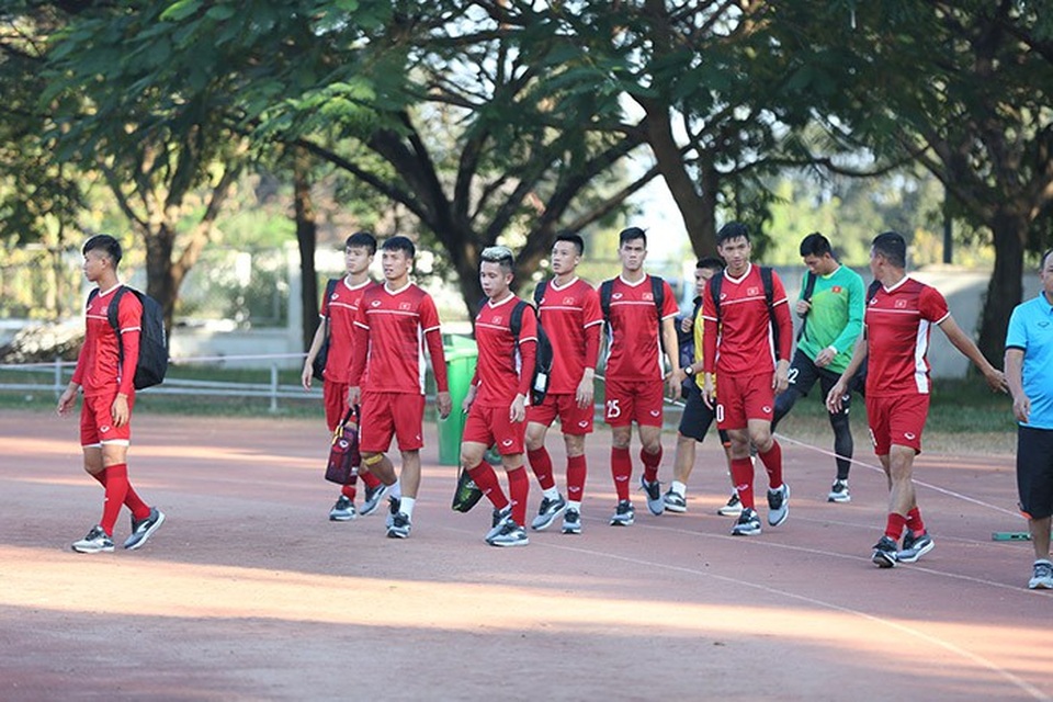 Không phải tập sân "bê tông", đội tuyển Việt Nam hào hứng chờ gặp tuyển Lào - 10 
Các cầu thủ chủ yếu khởi động nhẹ