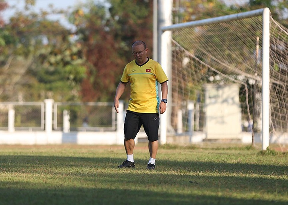Không phải tập sân "bê tông", đội tuyển Việt Nam hào hứng chờ gặp tuyển Lào - 9 
HLV Park Hang Seo kiểm tra mặt sân