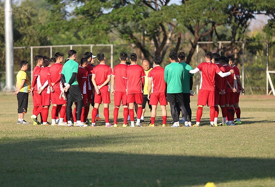 Không phải tập sân "bê tông", đội tuyển Việt Nam hào hứng chờ gặp tuyển Lào - 7 
Toàn đội tỏ ra đầy tập trung trong buổi tập