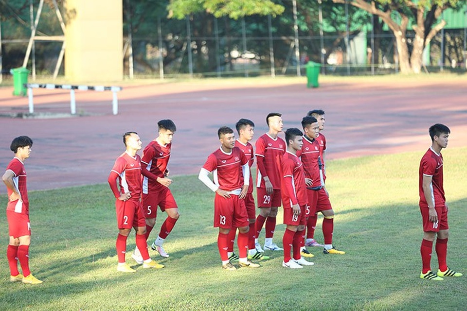Không phải tập sân "bê tông", đội tuyển Việt Nam hào hứng chờ gặp tuyển Lào - 3 
Toàn đội hưng phấn khi được tập ở sân đạt chuẩn