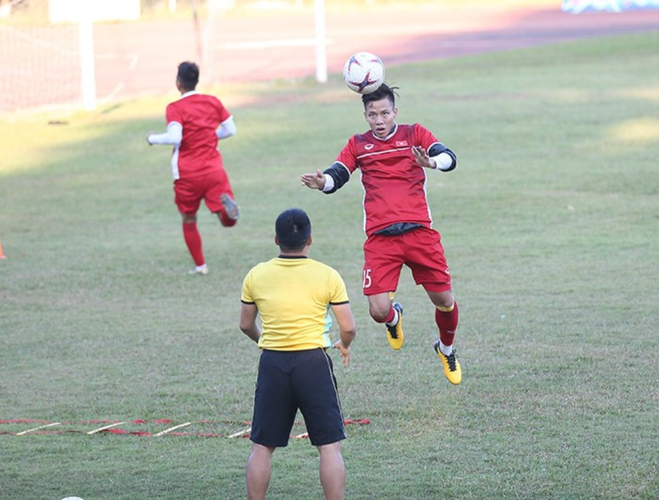 Không phải tập sân "bê tông", đội tuyển Việt Nam hào hứng chờ gặp tuyển Lào - 2 
Trung vệ Quế Ngọc Hải tập tình huống bóng bổng