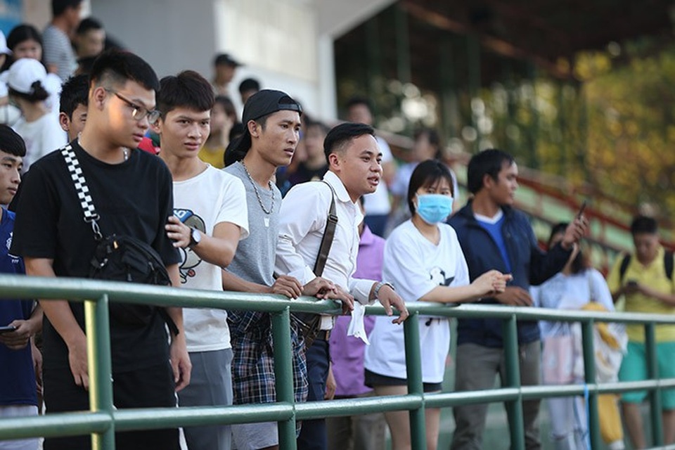 Không phải tập sân "bê tông", đội tuyển Việt Nam hào hứng chờ gặp tuyển Lào - 1 
Nhiều sinh viên Việt Nam có mặt tại Lào đến sân tập theo dõi đội tuyển Việt Nam