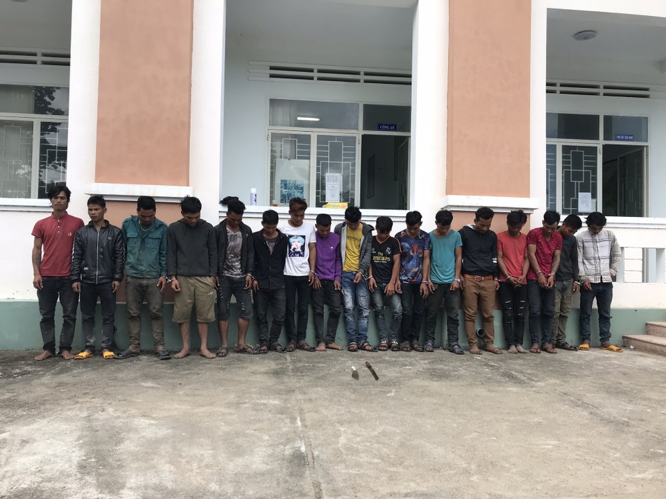 Khởi tố nhóm trai làng “phóng dao” khiến hai người thương vong - 1
Nhóm thanh niên bị công an triệu tập