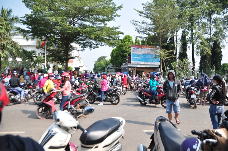 Đồng Nai: Chủ doanh nghiệp bỏ trốn, “để lại” ...hơn 57 tỷ đồng nợ BHXH - 1
Công nhân Công ty Trách nhiệm hữu hạn KL Texwell Vina (huyện Trảng Bom, Đồng Nai) tập trung trước cổng DN khi nghe tin chủ DN bỏ trốn và nợ lương, BHXH.