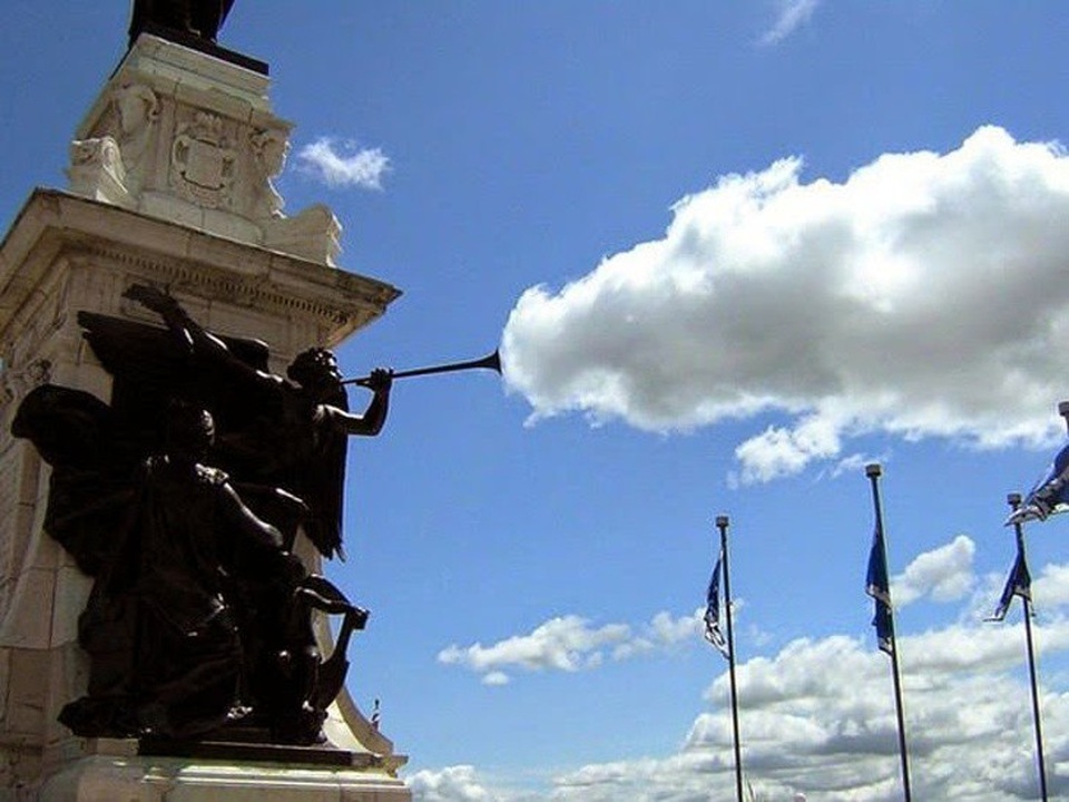 Bức tượng này đang thổi ra những đám mây?