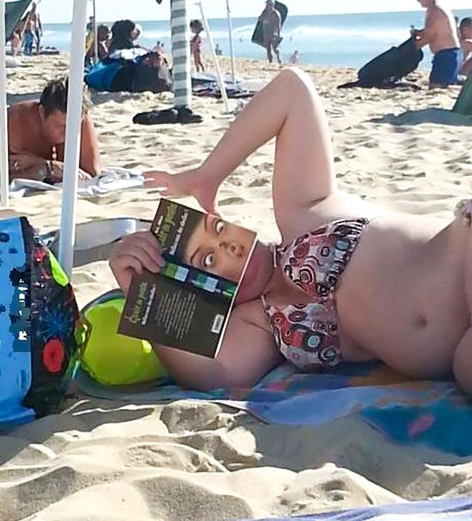 Người phụ nữ này đang đọc gì mà gương mặt hoảng hốt như vậy? À, thì ra chỉ là bìa sách!