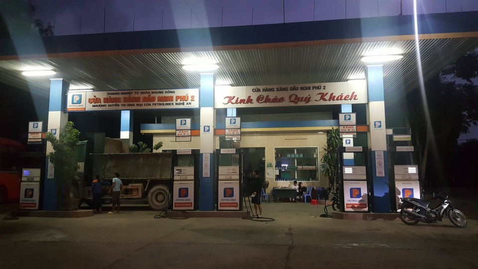 Cửa hàng xăng dầu tư nhân "quên" giảm giá hòng móc túi khách hàng - 1 Cửa hàng xăng dầu Nghi Phú 2 nơi xảy ra sự việc.