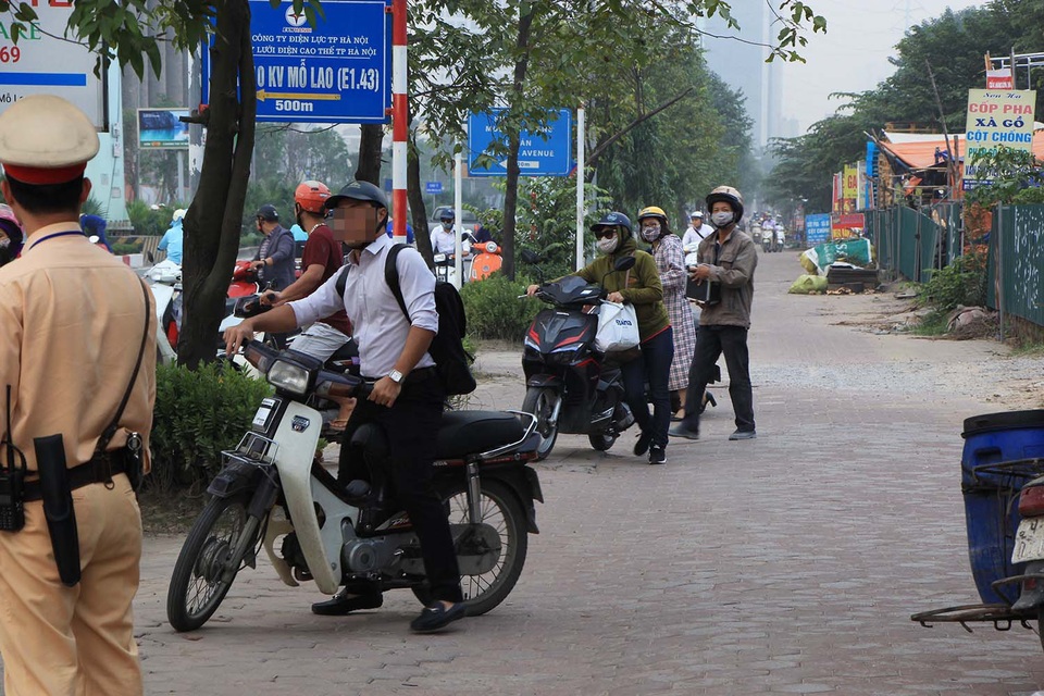 Lạ lùng cảnh hàng trăm người dắt xe máy ngược chiều đối phó CSGT ở Hà Nội - 8
Một người đàn ông không muốn dắt xe, cố đi xe máy ngược chiều trên vỉa hè và vội dừng xe quay đầu khi thấy CSGT.