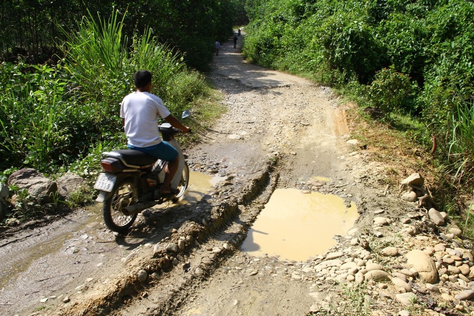 Đường quốc phòng - kinh tế hơn 500 tỷ đồng làm mãi không xong - 1 Đường 74 hướng từ xã Hương Sơn, huyện Nam Đông