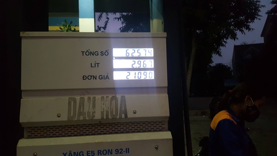 Cửa hàng xăng dầu tư nhân "quên" giảm giá hòng móc túi khách hàng - 2 Hơn 17h ngày 6/11, tại cột xăng RON92 giá bán vẫn là 21.090 đ/lít.