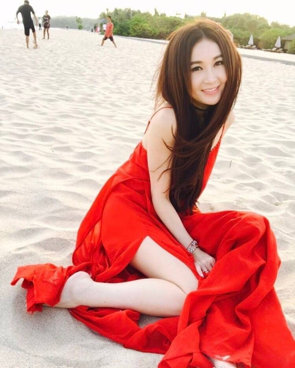 “Bông hồng lửa” Ôn Bích Hà hạnh phúc bên ông xã đại gia dù không sinh con - 8
Ôn Bích Hà không sinh con mà nhận một bé trai, hiện 13 tuổi làm con. Cả gia đình cô sống tại một căn hộ sang trọng ở Hồng Kong. Người đẹp không phải vất vả kiếm tiền vì luôn được chồng cưng chiều. Cô quay lại với điện ảnh và các hoạt động của làng giải trí vài năm trở lại đây vì vẫn còn một đam mê mạnh mẽ với nghệ thuật.